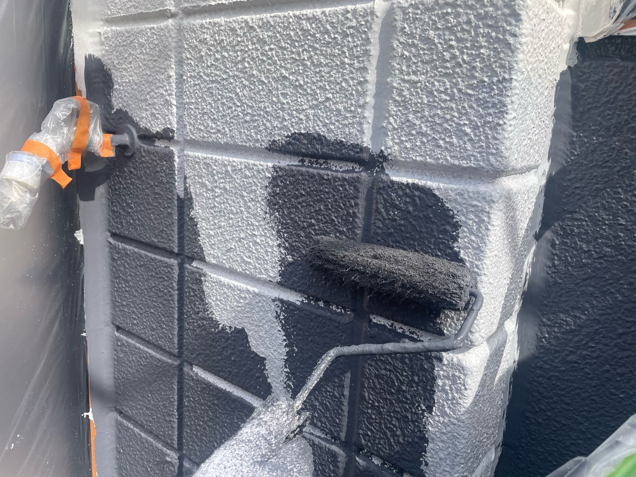 仕上げ塗装1回目です。