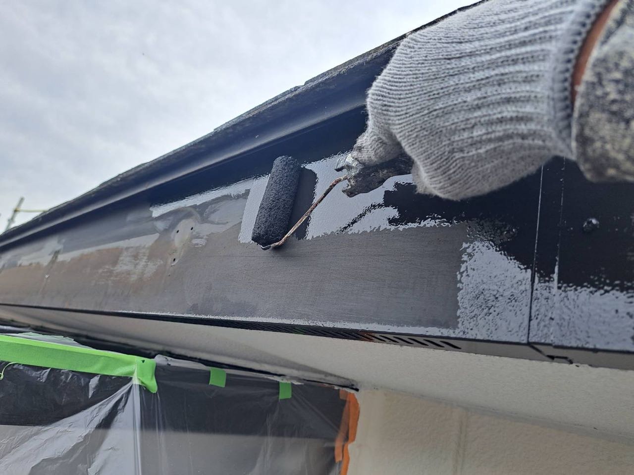 仕上げ塗装1回目です。