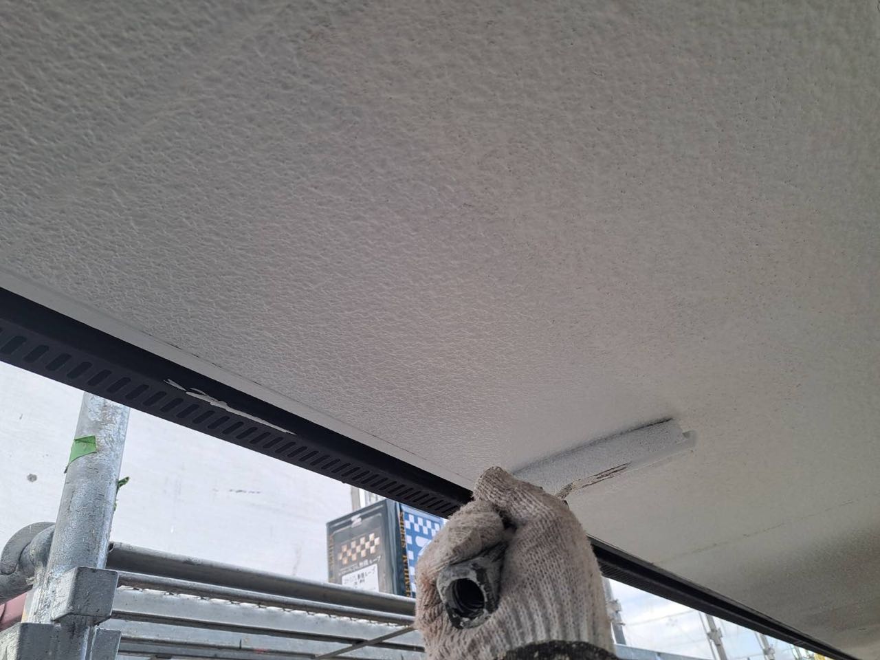 仕上げ塗装1回目です。