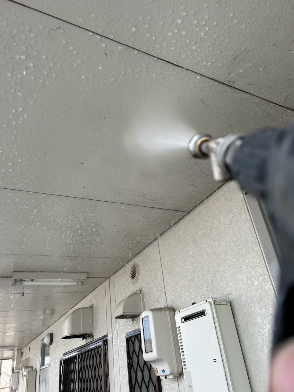 高圧洗浄します。