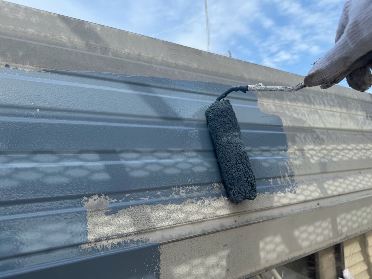 仕上げ塗装1回目です。