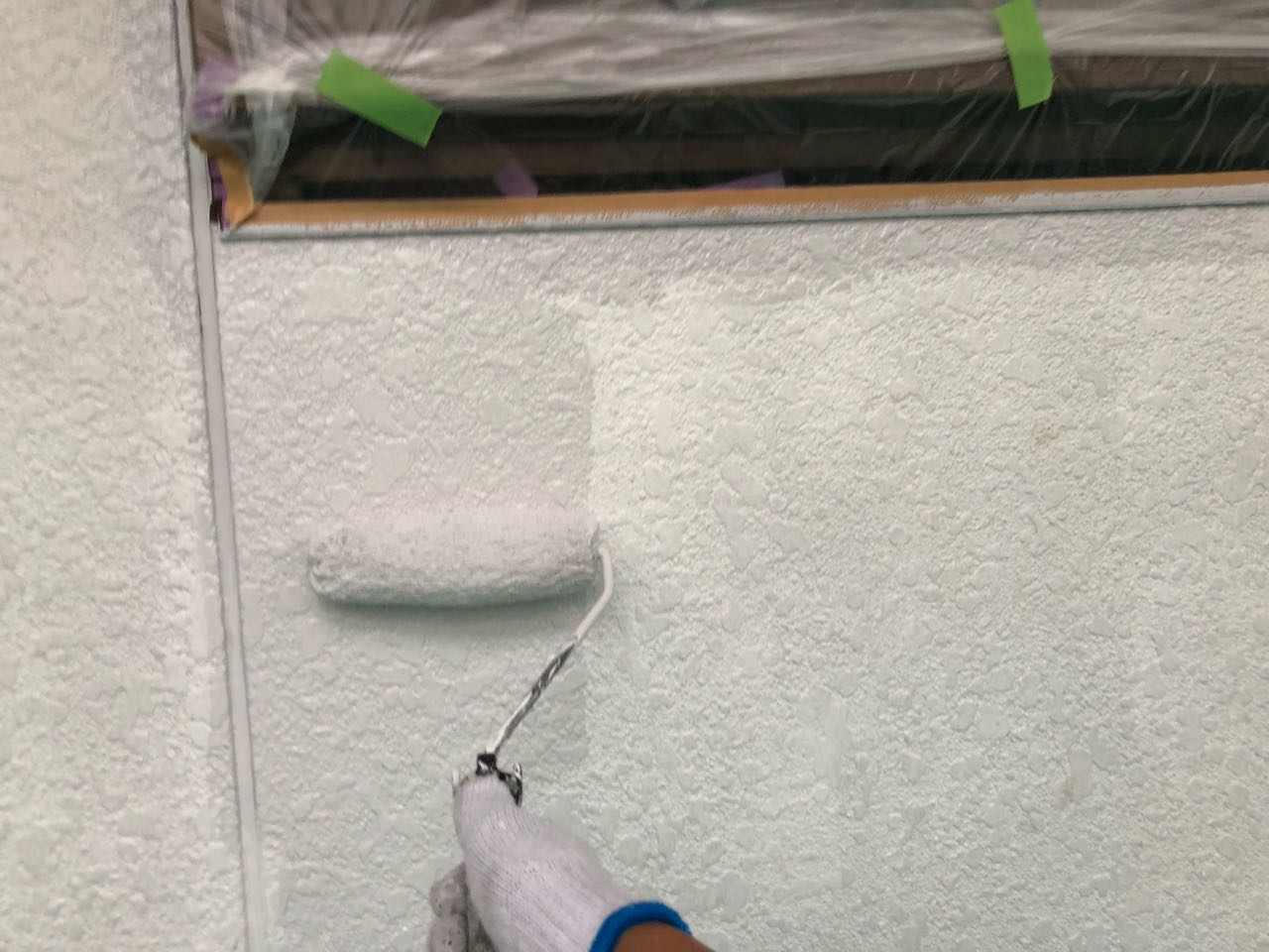 仕上げ塗装1回目です。