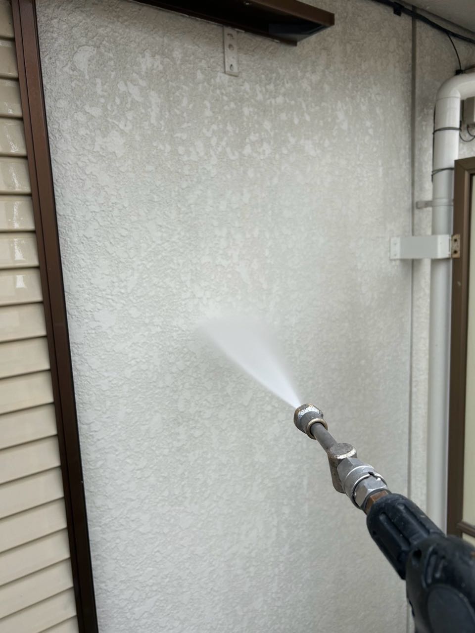 高圧洗浄します。