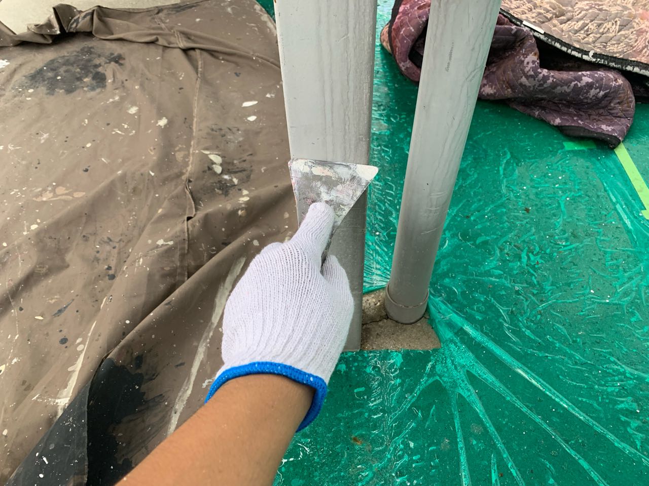 仕上げ塗装1回目です。