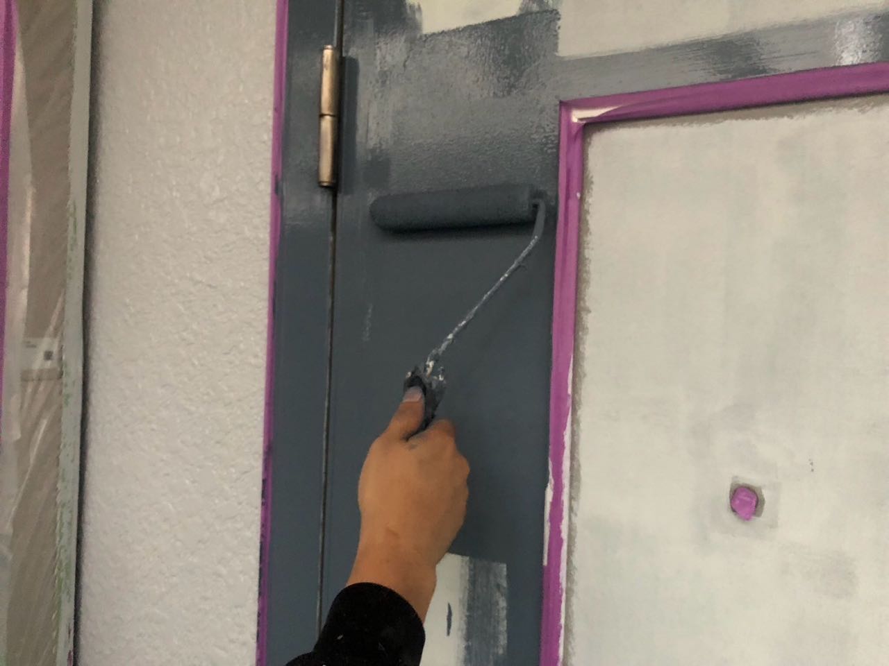 仕上げ塗装1回目です。