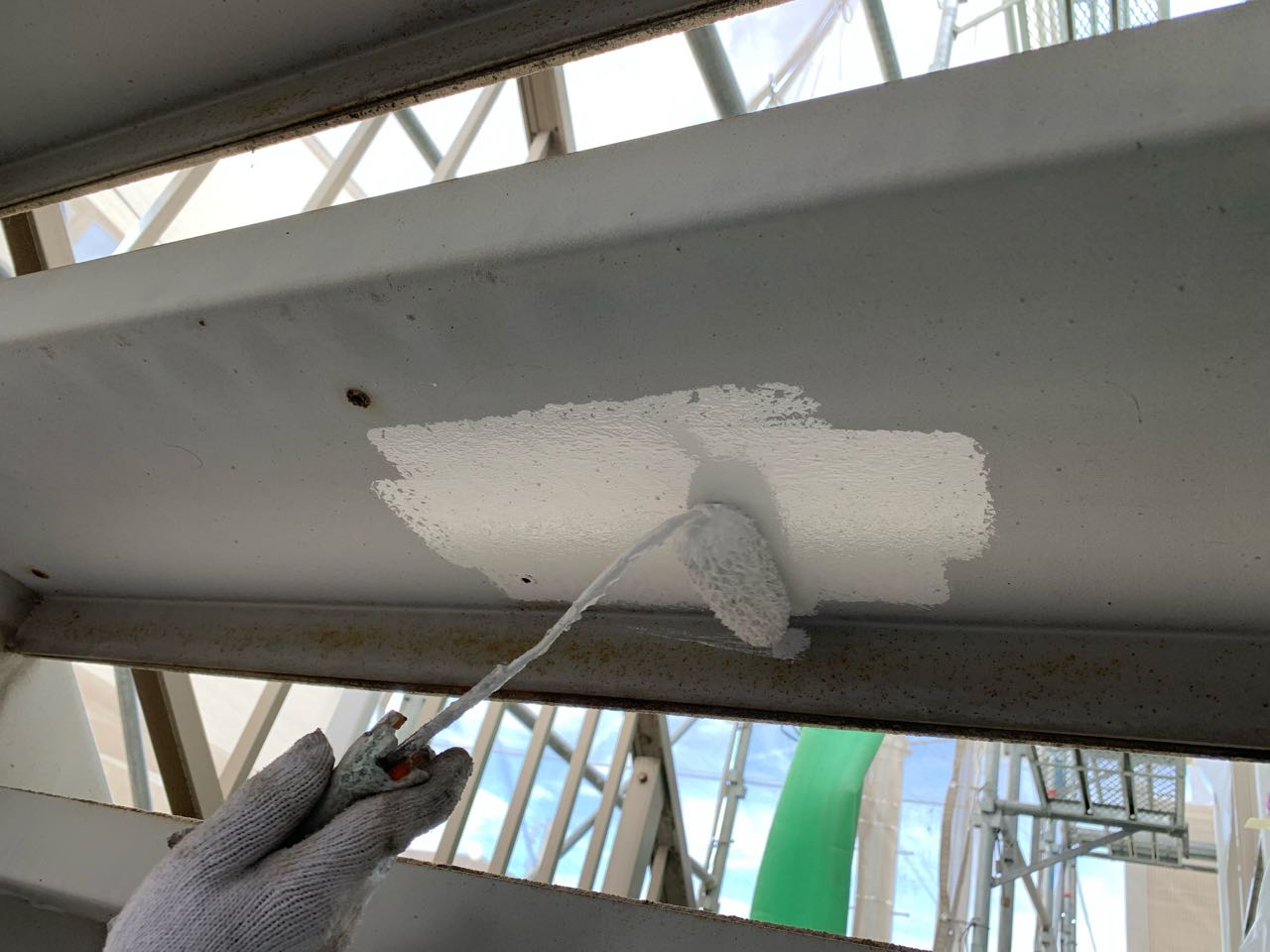 仕上げ塗装1回目です。