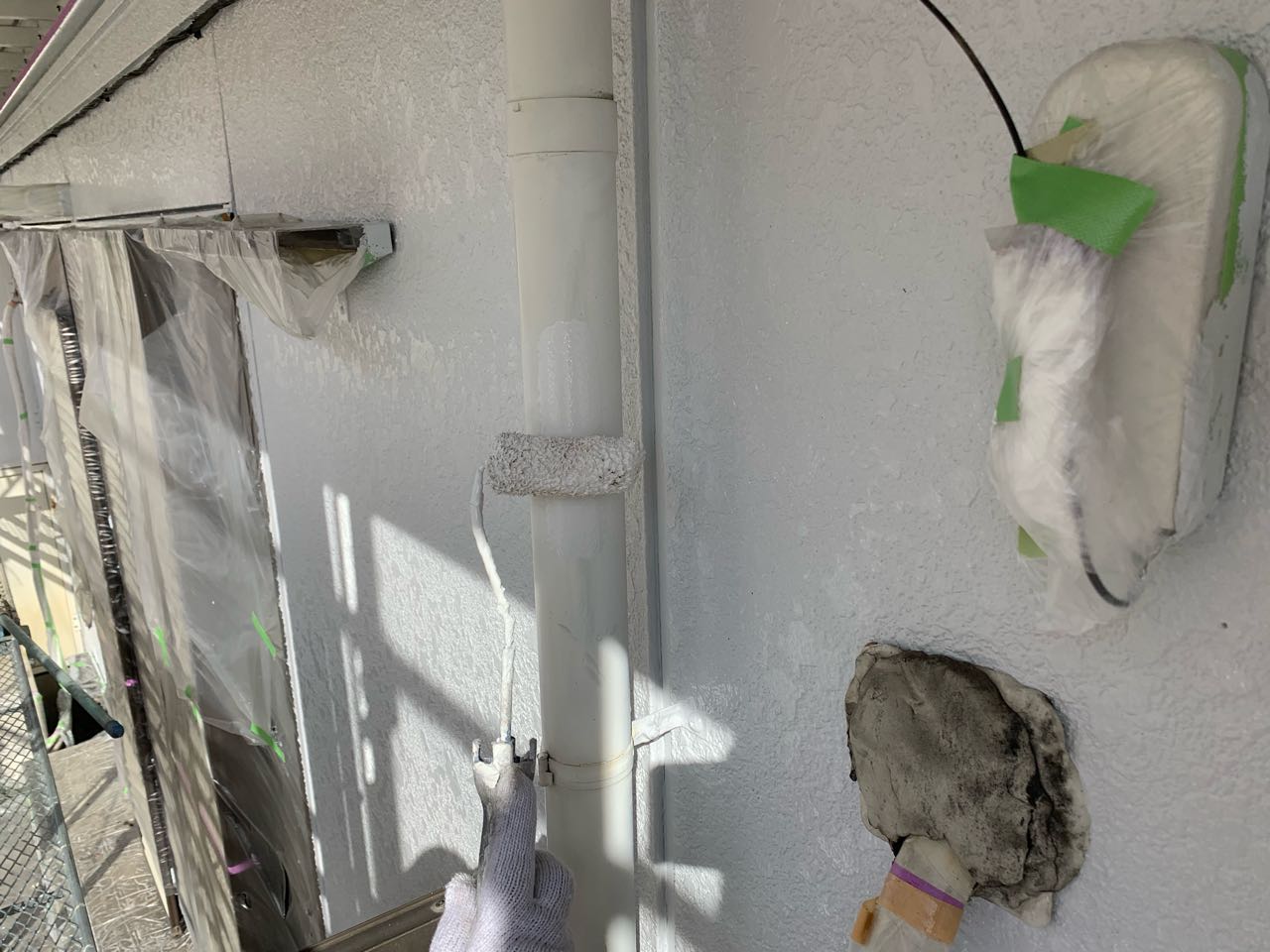 仕上げ塗装1回目です。