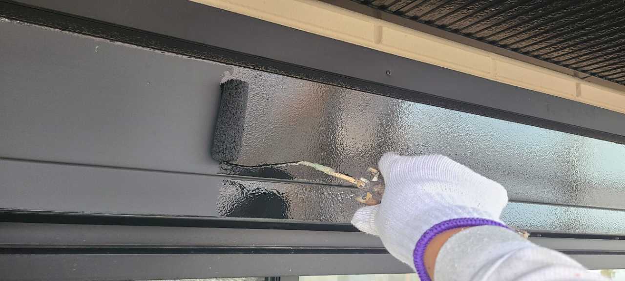 仕上げ塗装1回目です。