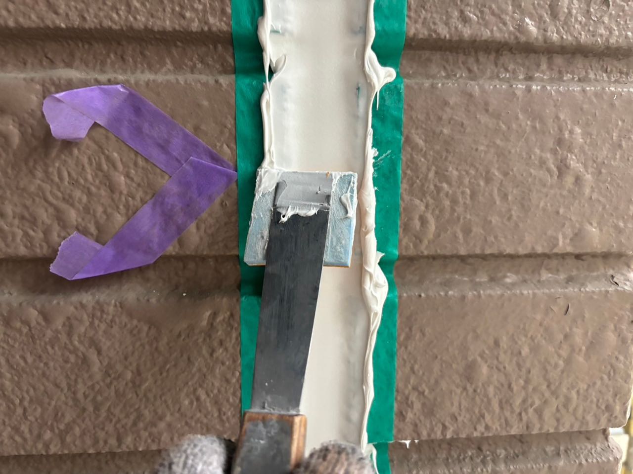 へらで押さえ込みます。