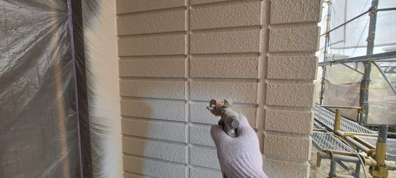 仕上げ塗装1回目です。