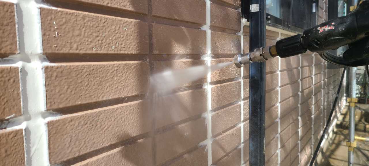 高圧洗浄します。