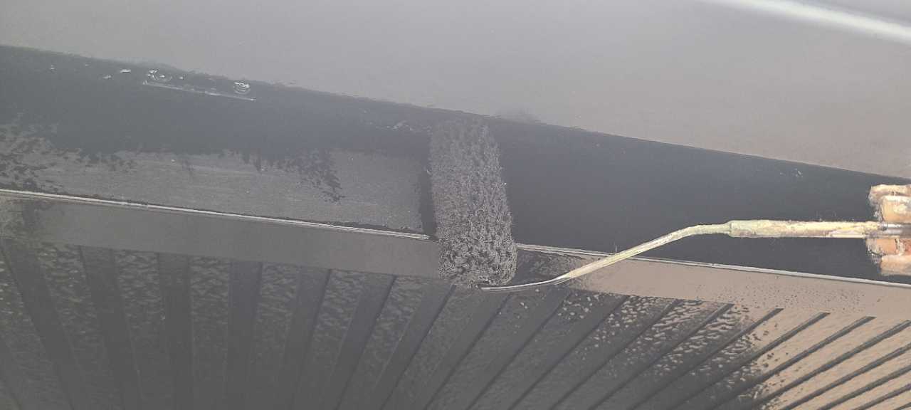 仕上げ塗装1回目です。