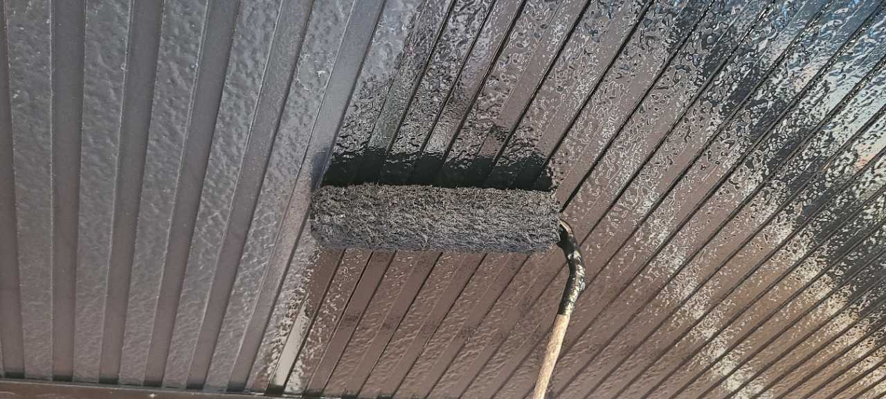 仕上げ塗装1回目です。