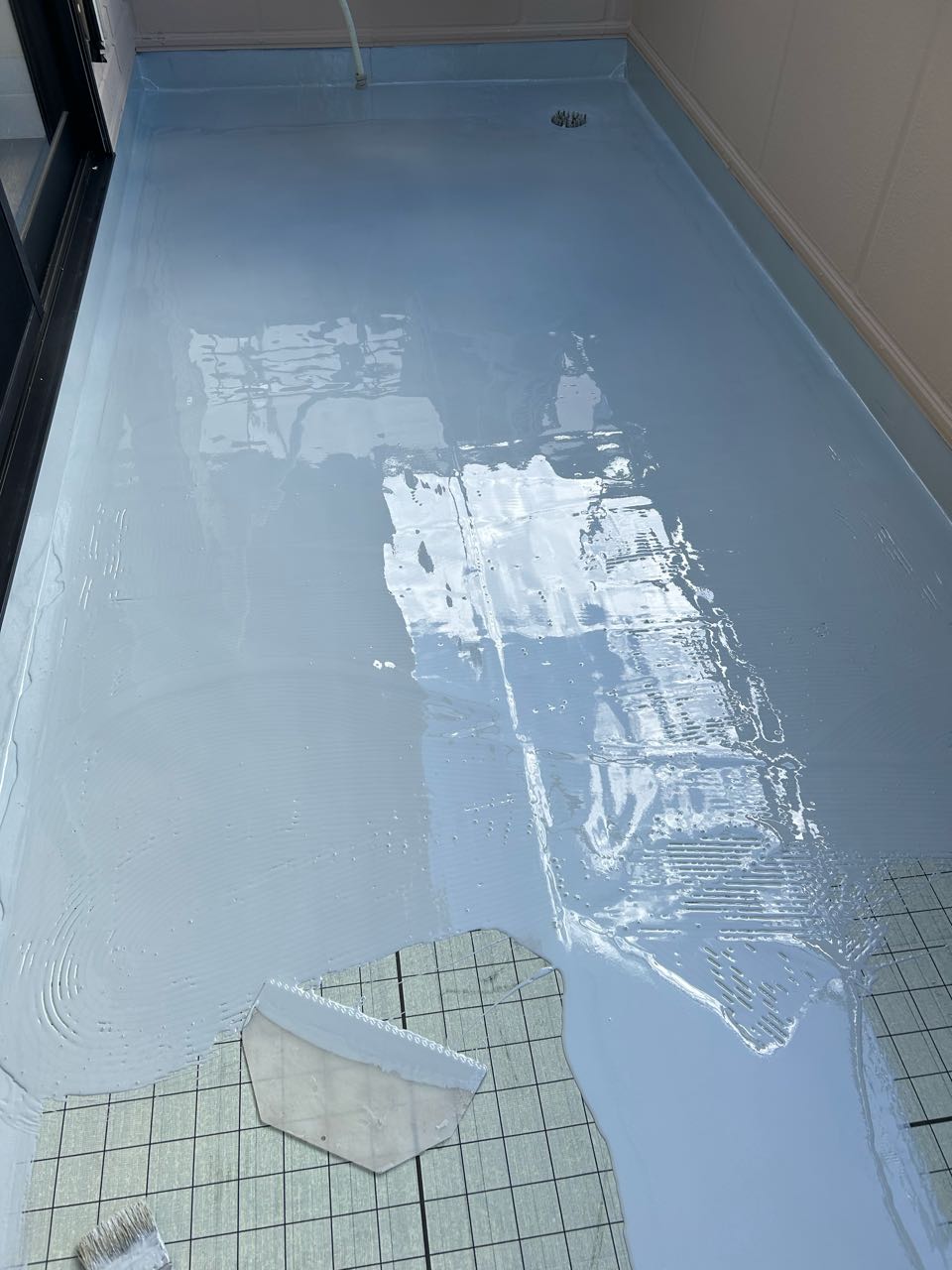 ウレタン防水塗布1回目。