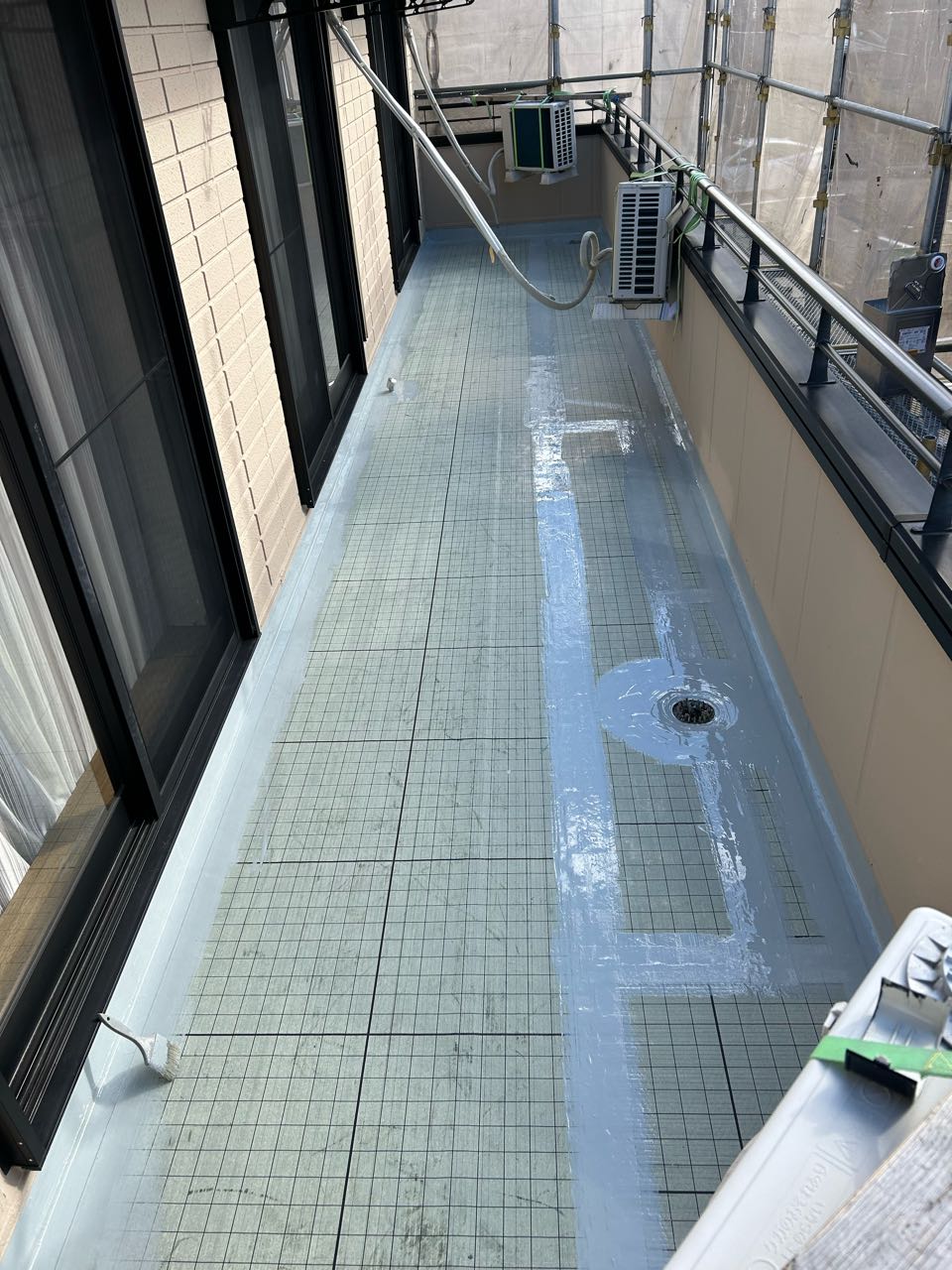 自着シートを張ります。