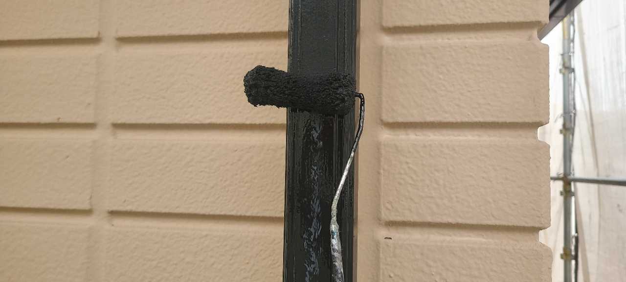 仕上げ塗装1回目です。