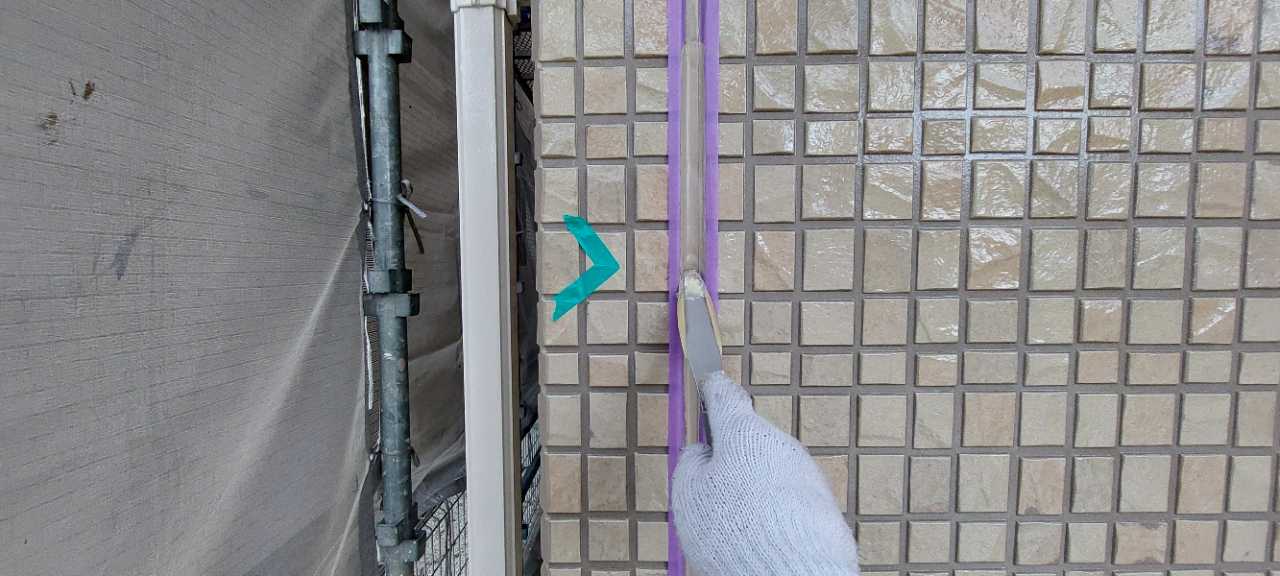 へらで押さえ込みます。