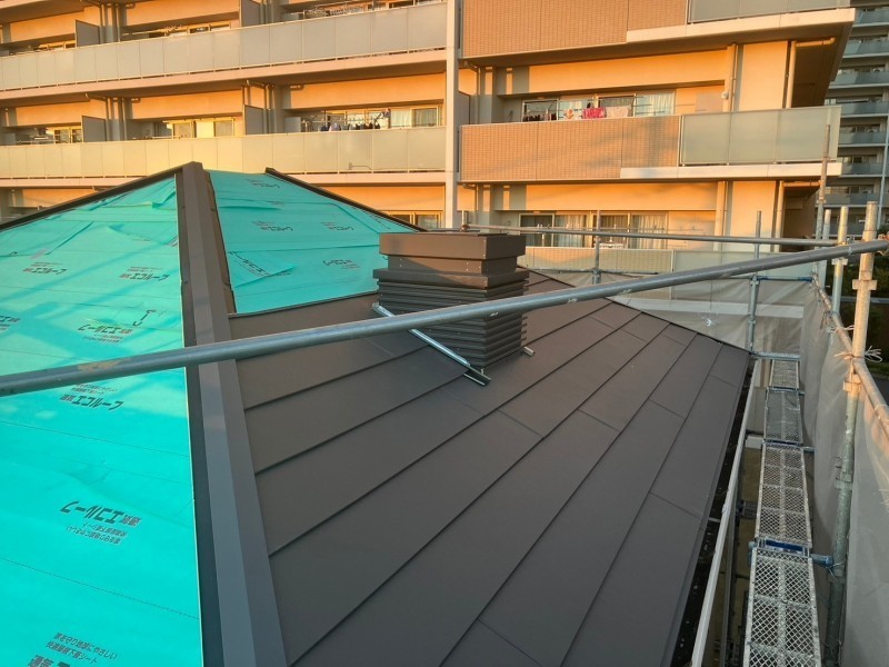 屋根材取り付けです。