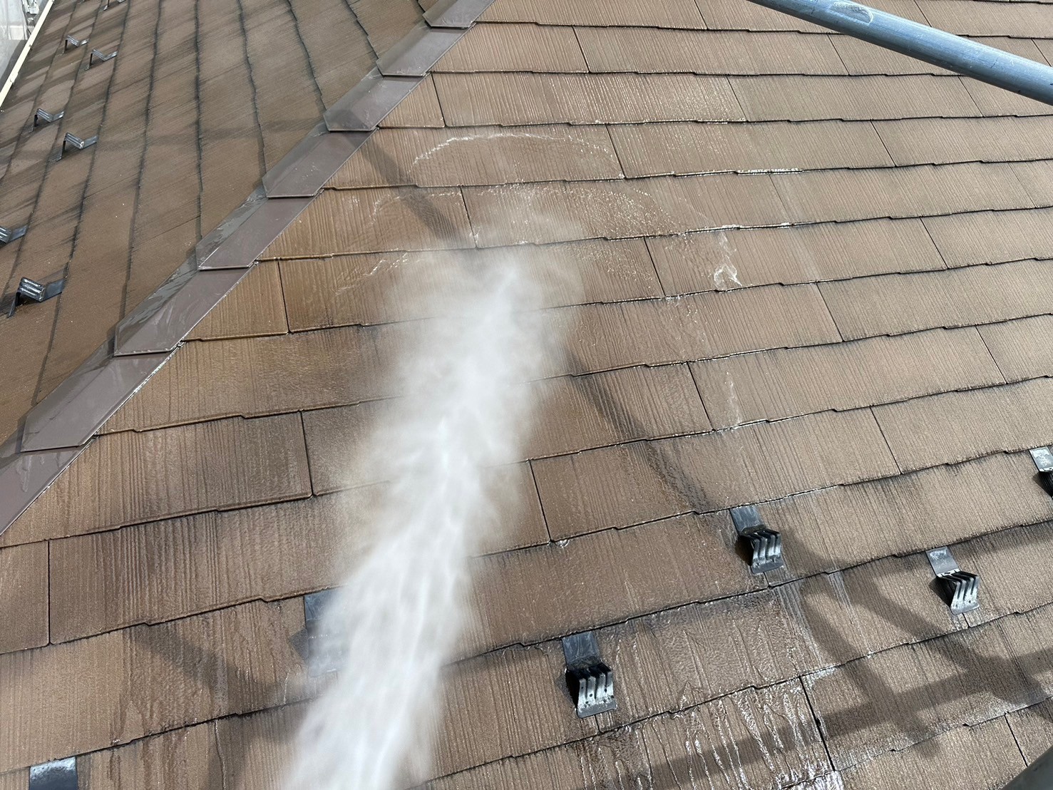 高圧洗浄します。