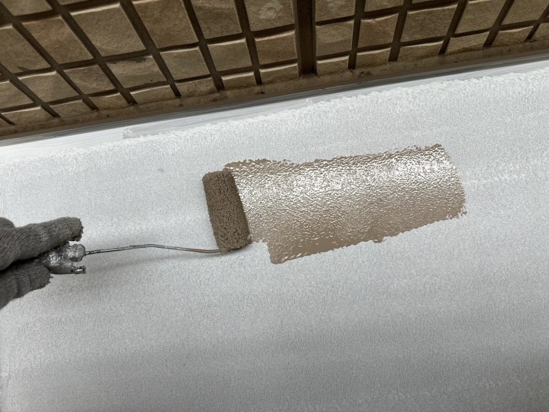 仕上げ塗装1回目です。