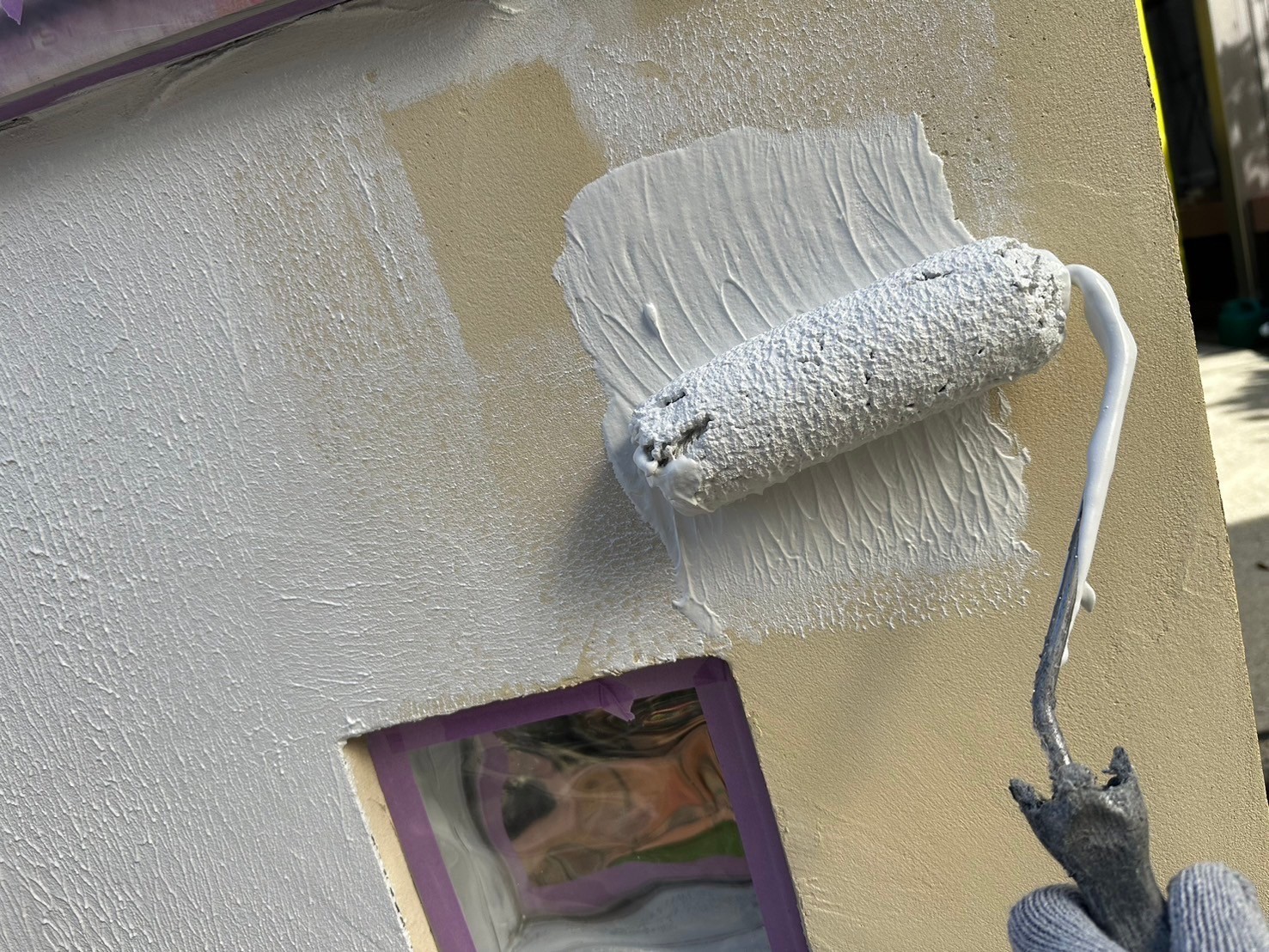 仕上げ塗装1回目です。