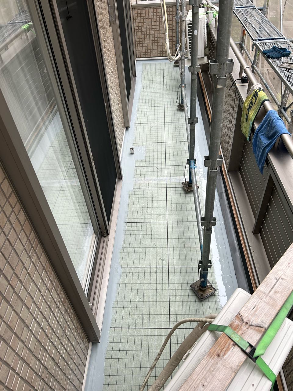 自着シートを張ります。