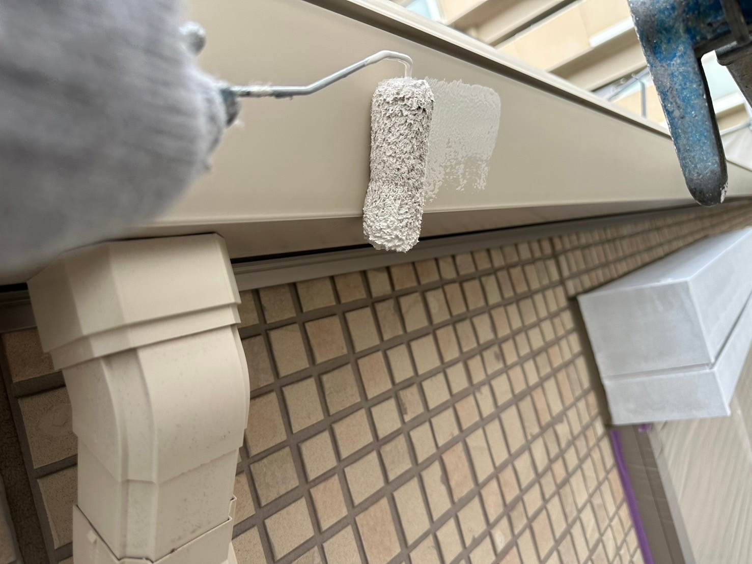 仕上げ塗装1回目です。