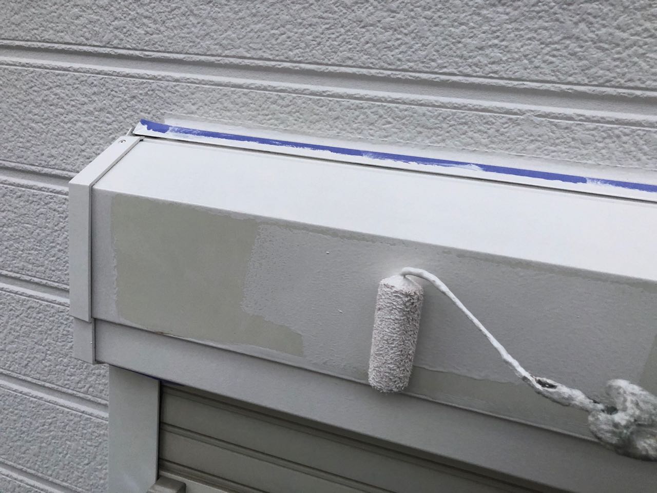 仕上げ塗装1回目です。