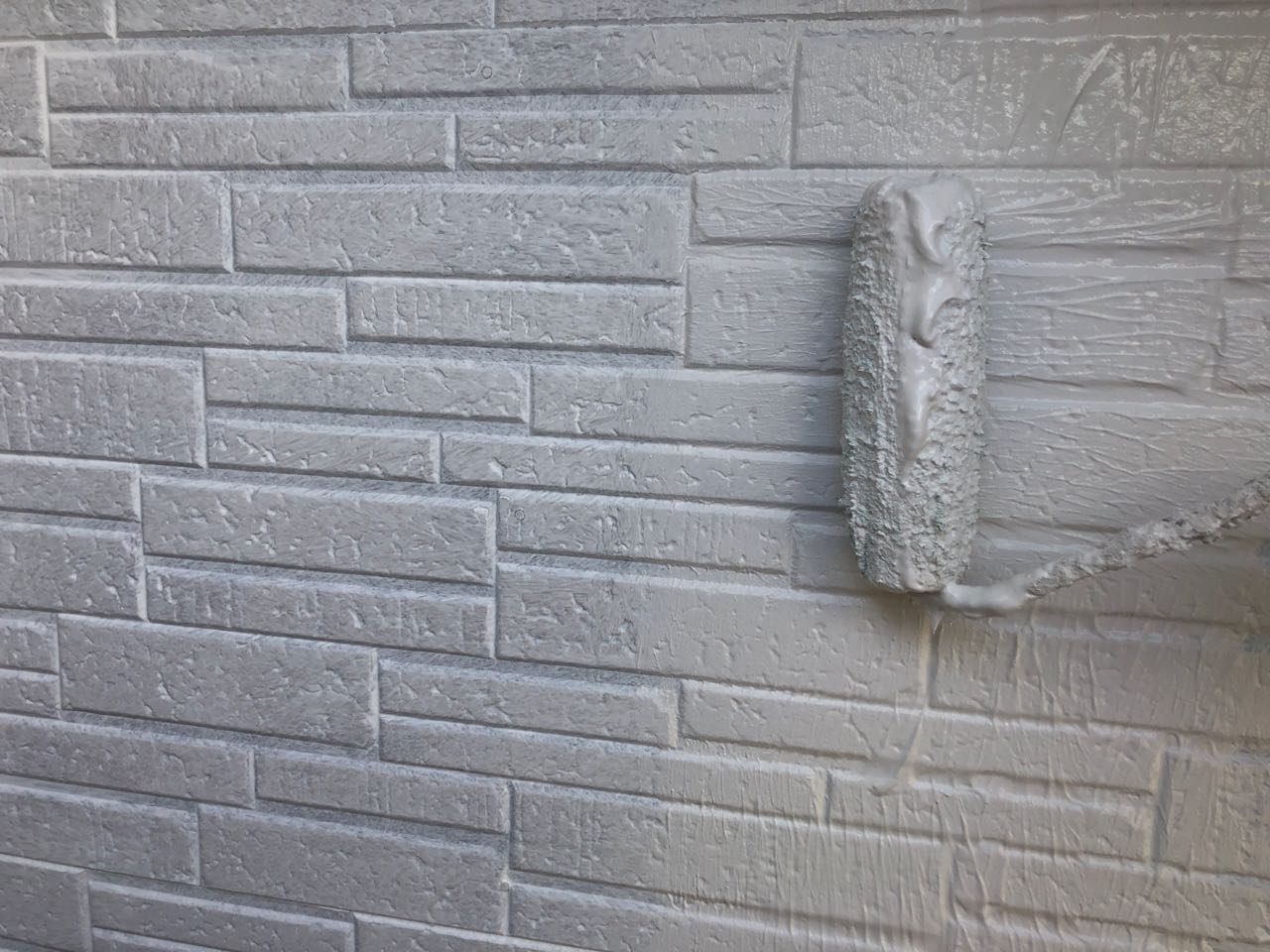 仕上げ塗装1回目です。