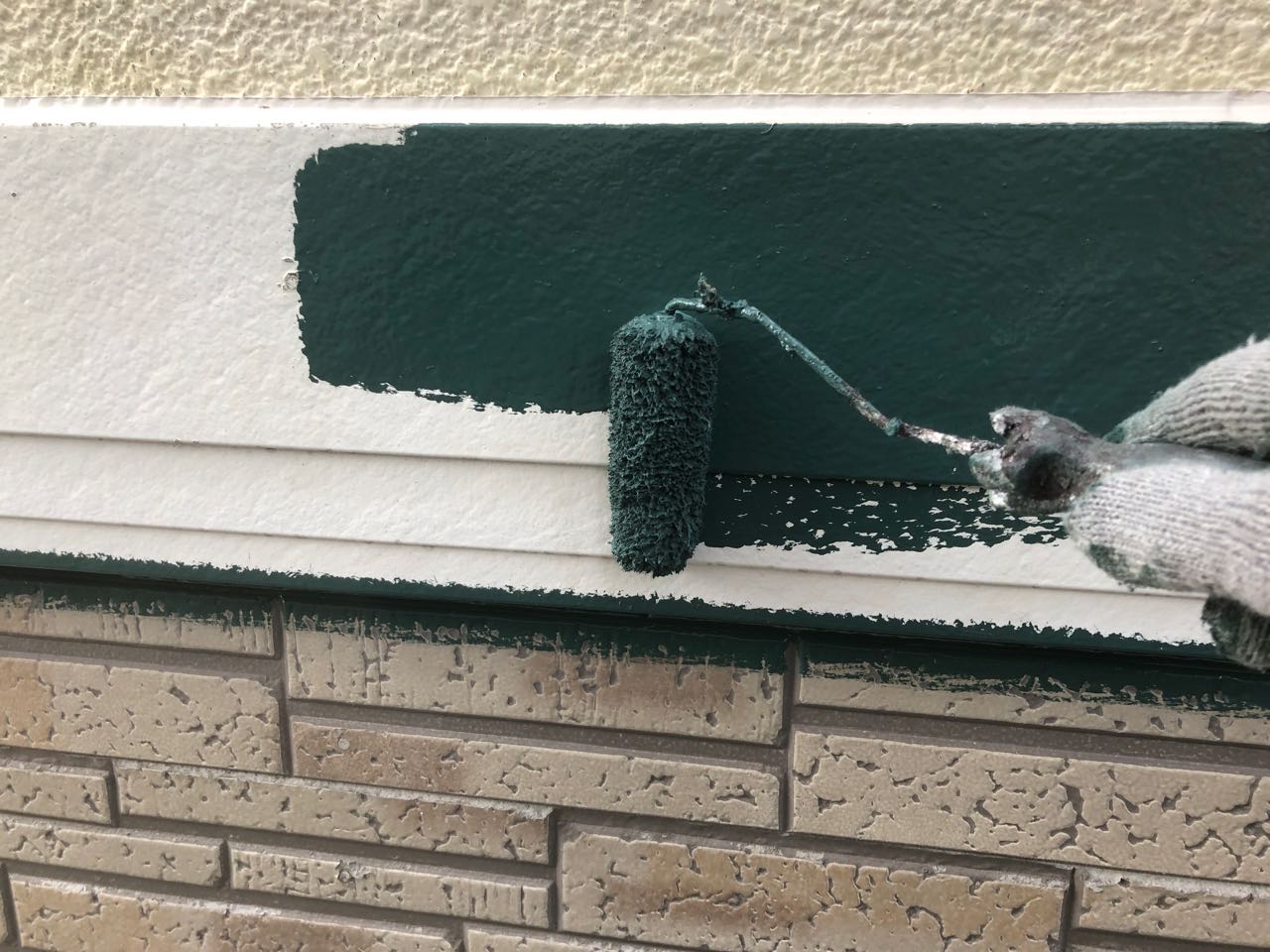 仕上げ塗装1回目です。