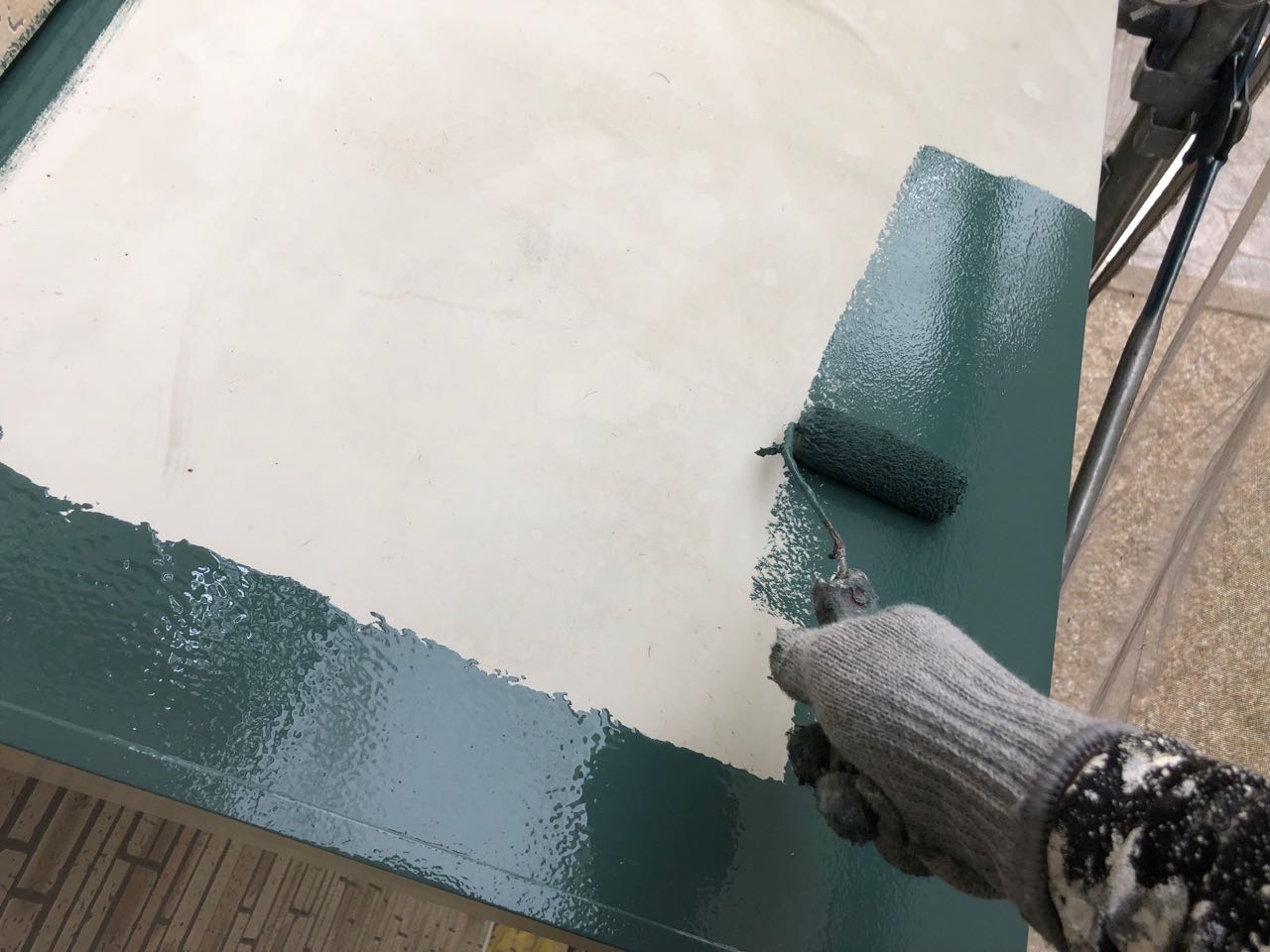 仕上げ塗装1回目です。