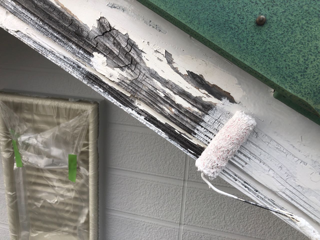 仕上げ塗装1回目です。