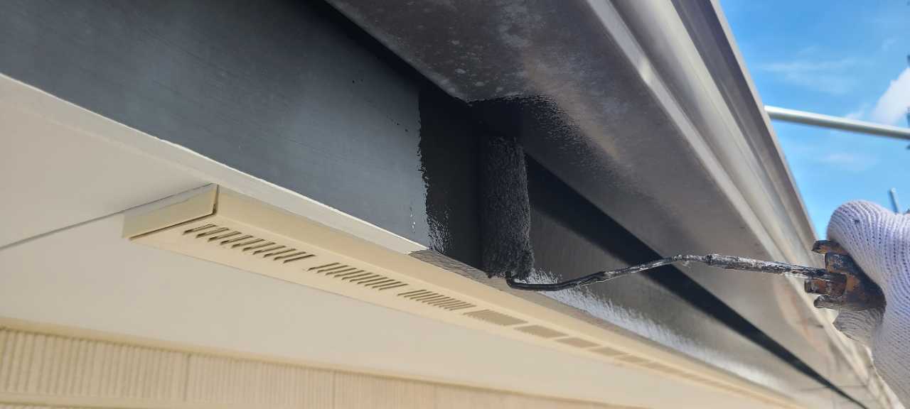 仕上げ塗装1回目です。