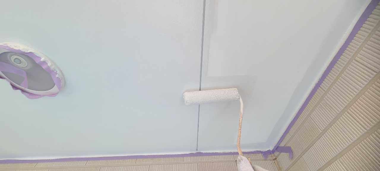 仕上げ塗装1回目です。