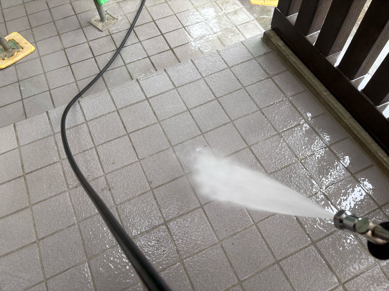 高圧洗浄します。