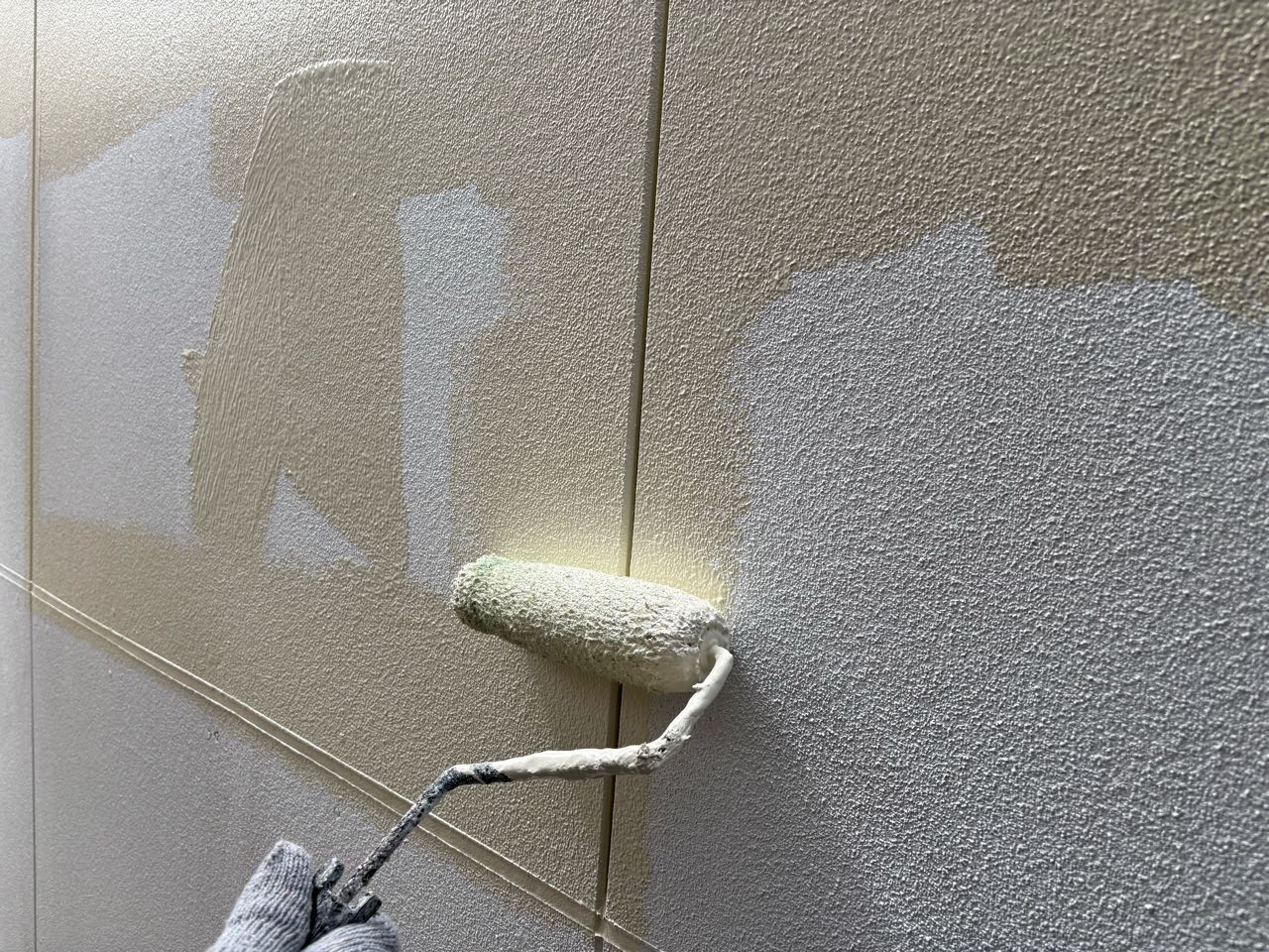 仕上げ塗装1回目です。