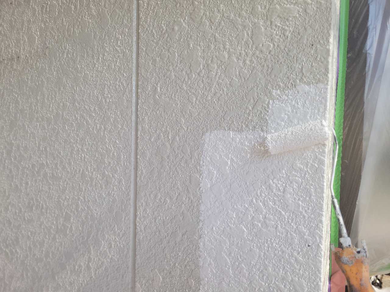 仕上げ塗装1回目です。