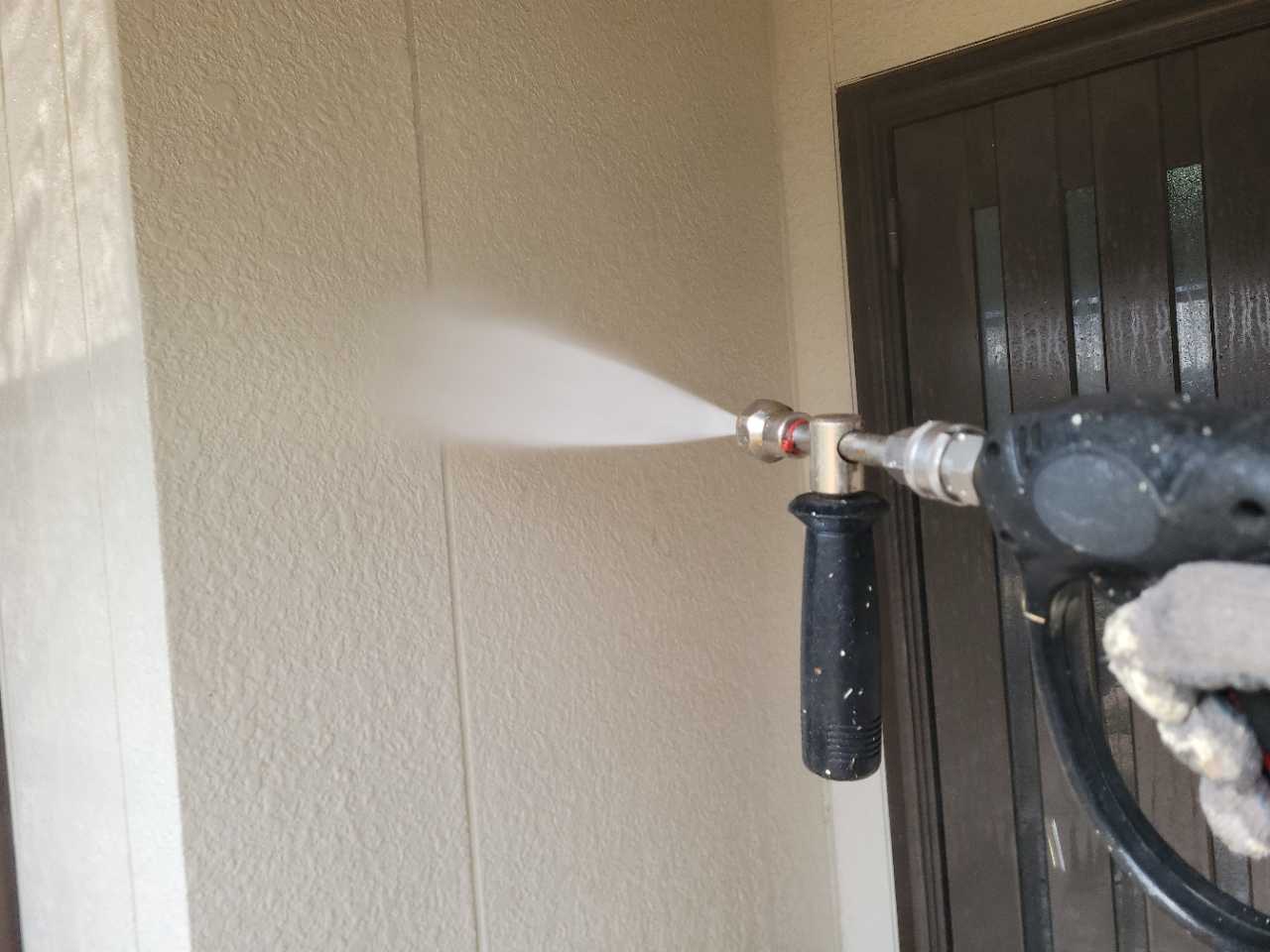 高圧洗浄します。