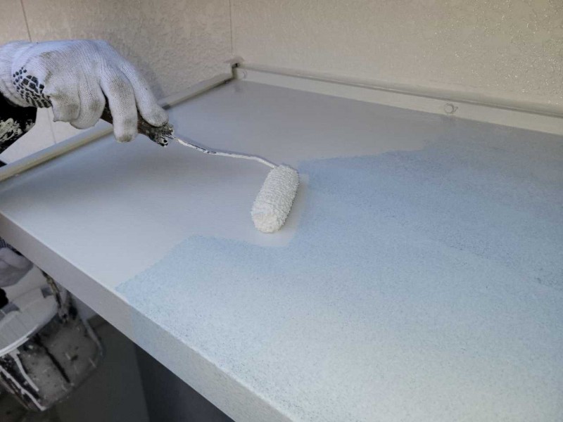 仕上げ塗装1回目です。