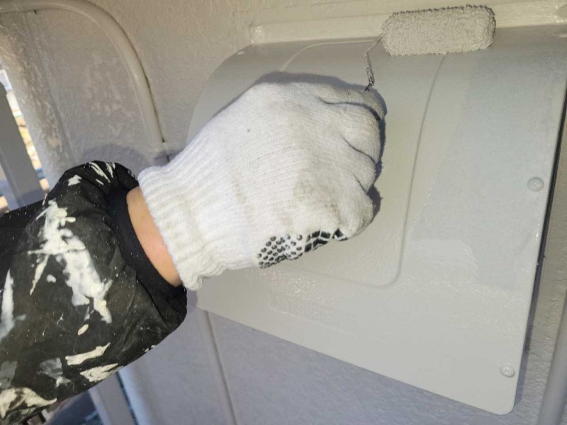 仕上げ塗装1回目です。