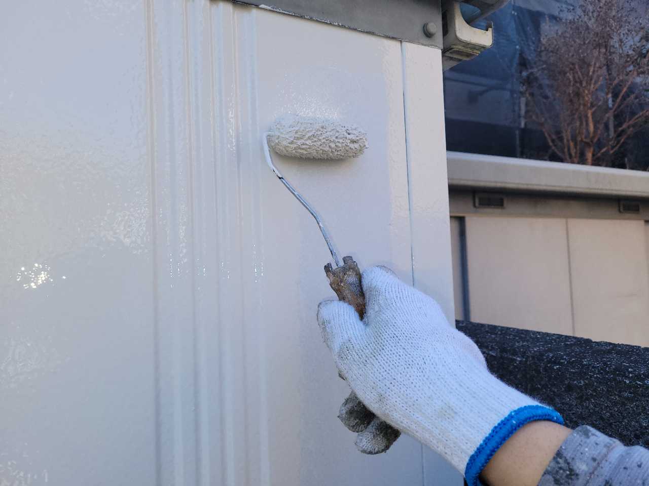 仕上げ塗装1回目です。