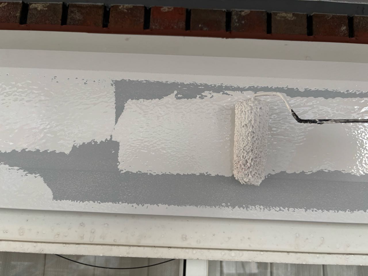 仕上げ塗装1回目です。