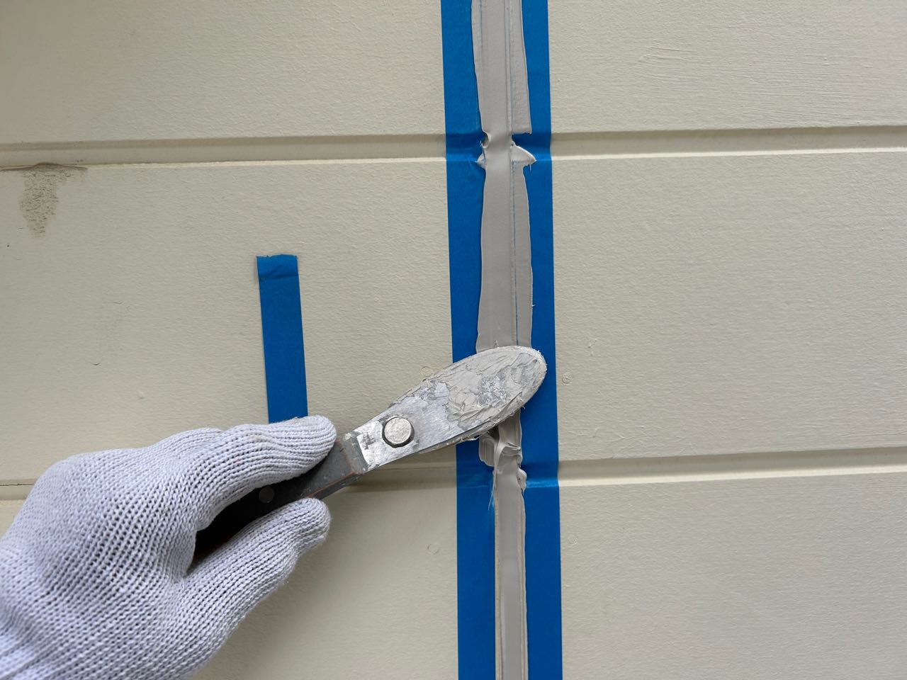 へらで押さえ込みます。