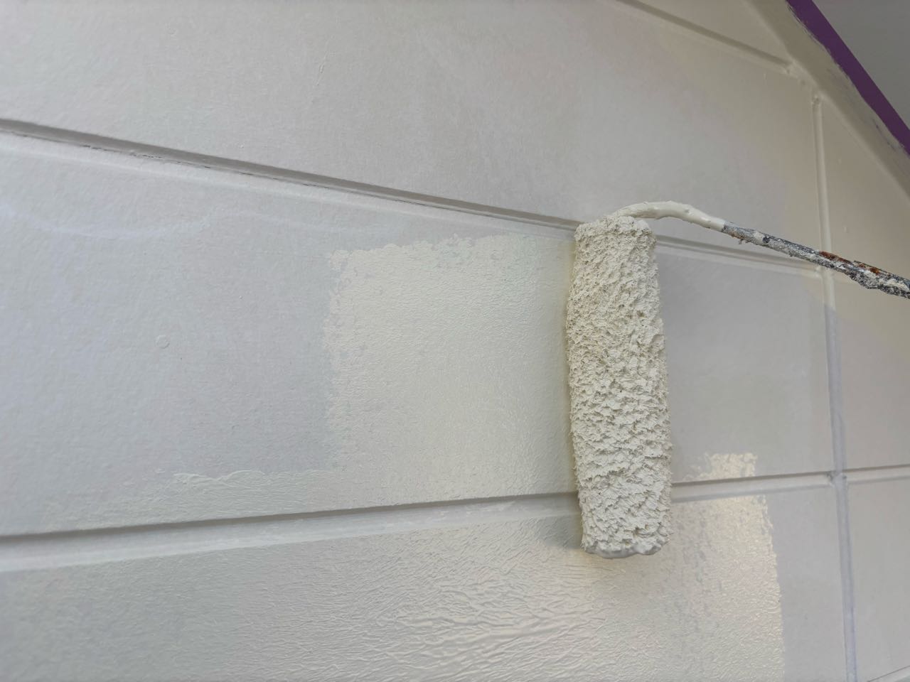 仕上げ塗装1回目です。