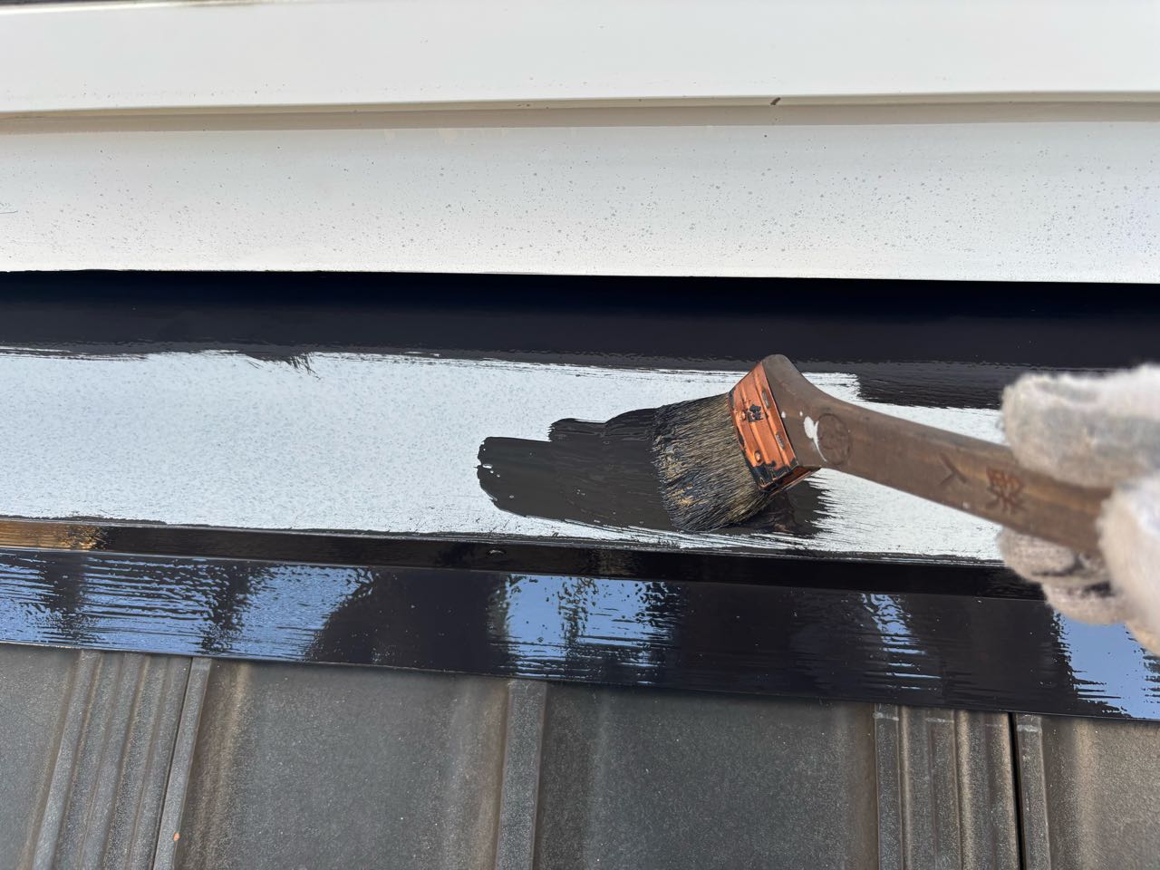 仕上げ塗装1回目です。