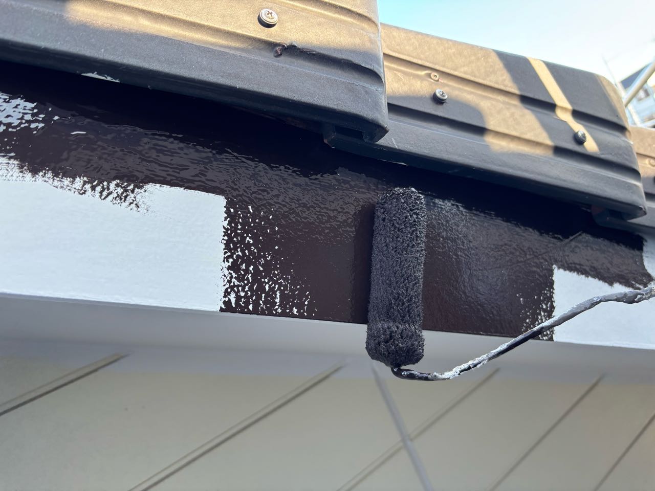 仕上げ塗装1回目です。