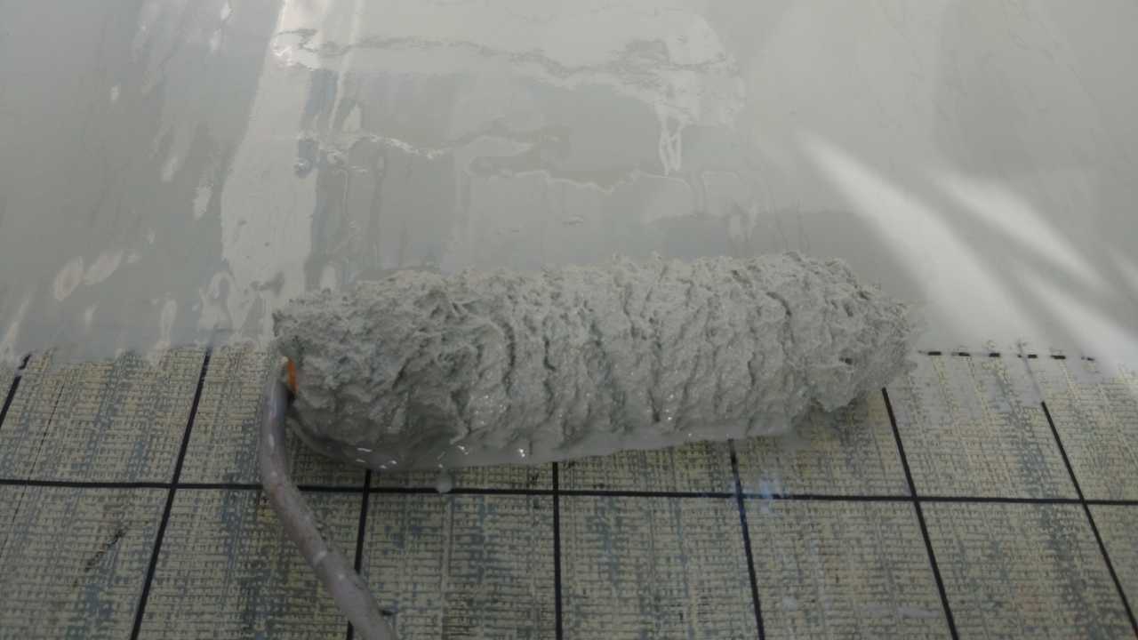 ウレタン防水塗布1回目。