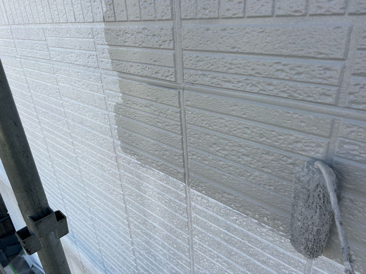 仕上げ塗装1回目です。