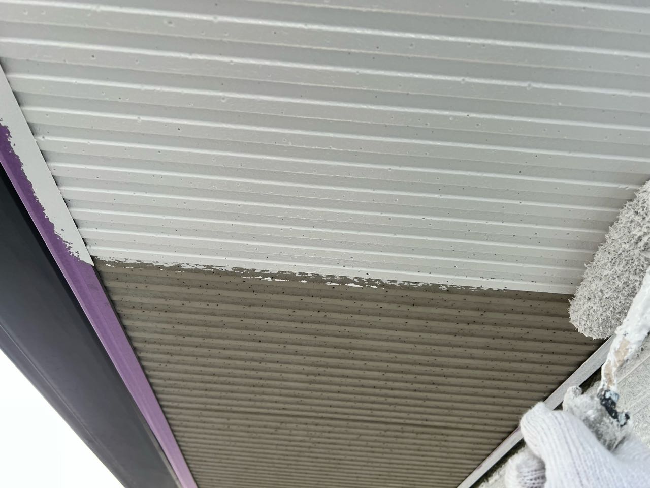 仕上げ塗装1回目です。