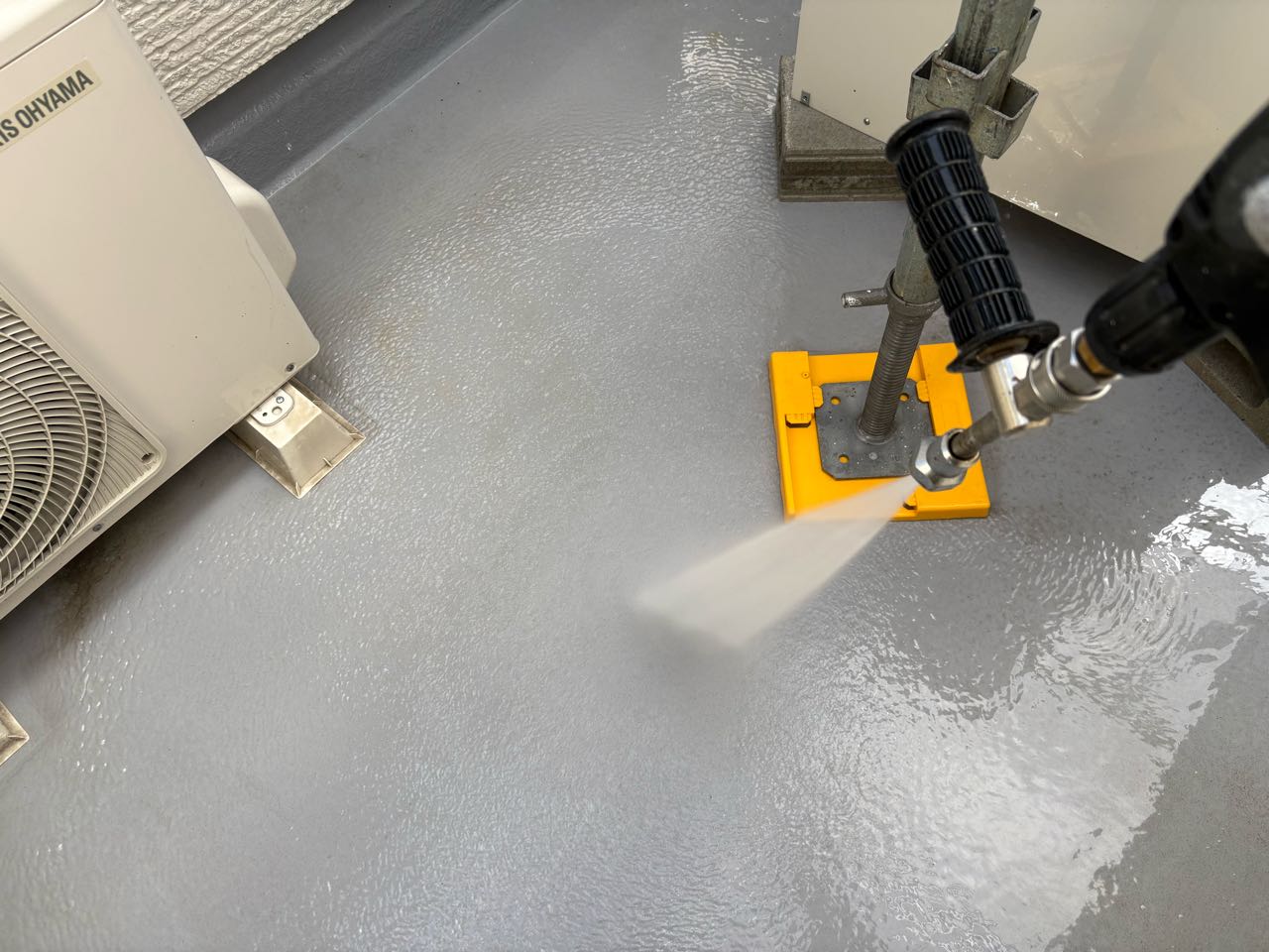 高圧洗浄します。